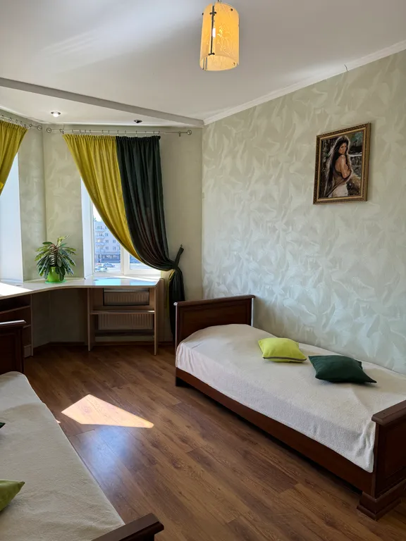 Большая 3-комнатная квартира в самом центре на площади