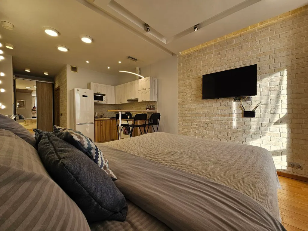 Стильная студия с панорамным окном на Борисовке White Lodging