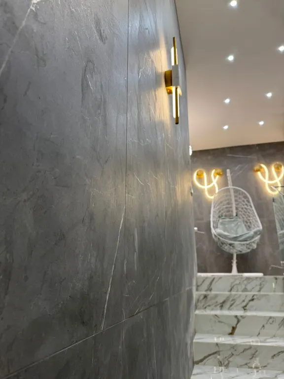 Резиденция в деревне в окружении леса