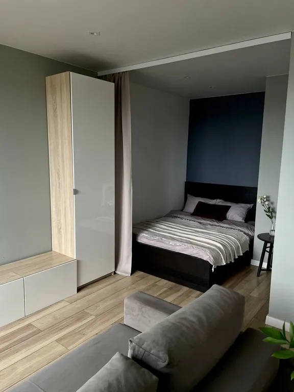 Стильная студия с красивым видом из окна