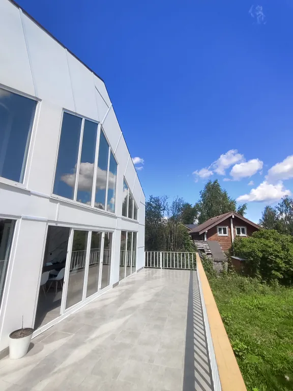 Современный дом с панорамными окнами и сауной