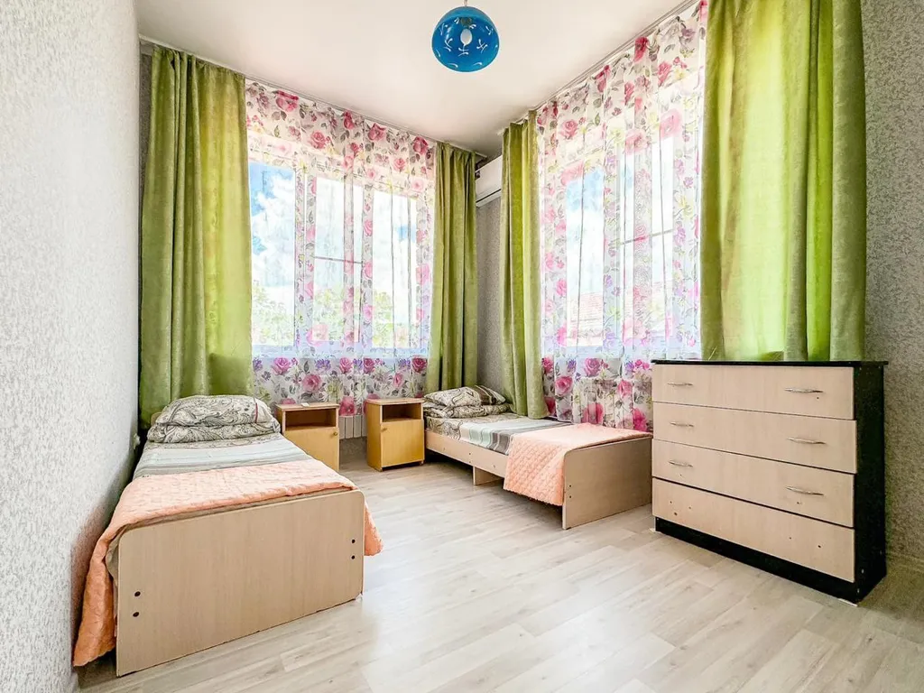 Новый дом с бассейном, садом, мангальной зоной и закрытой территорией