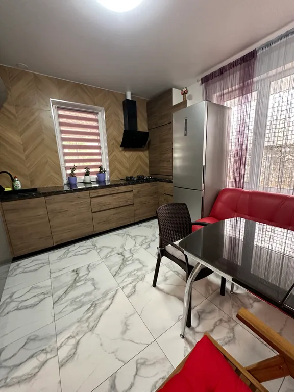 Уютный новый дом в центре города с бассейном