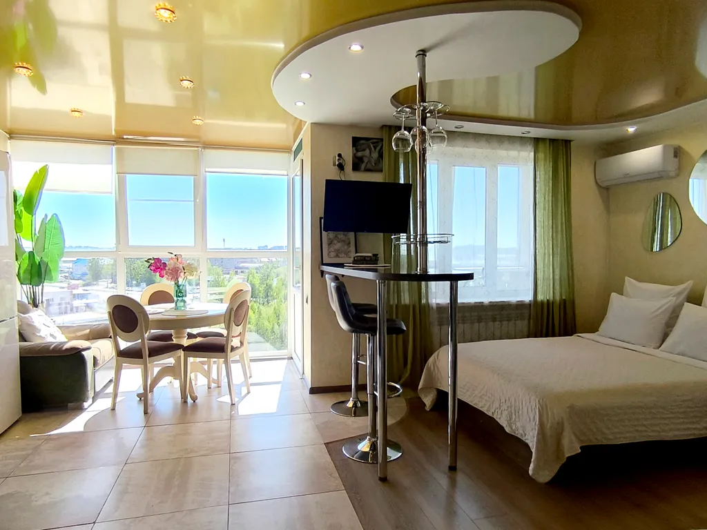 Шикарная квартира с панорамным окном для 4