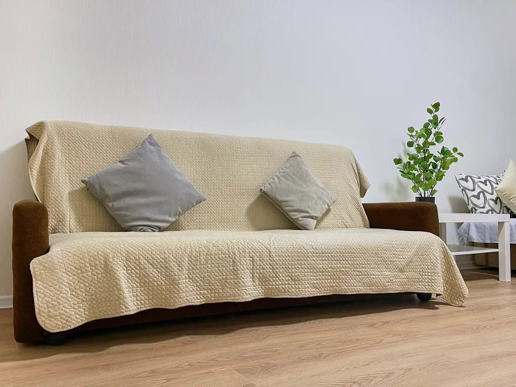 Уютная светлая трешка кухня отдельно, 2 балкона