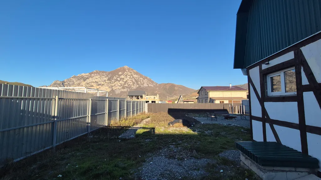 Домик с камином в горах