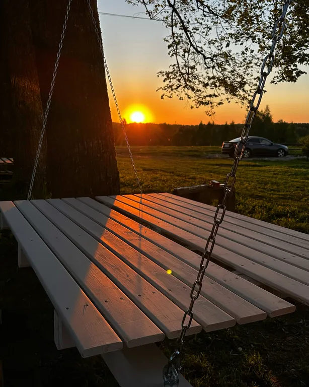 Уютный домик в древних липах