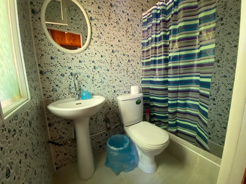 Тихий домик в цветущем саду