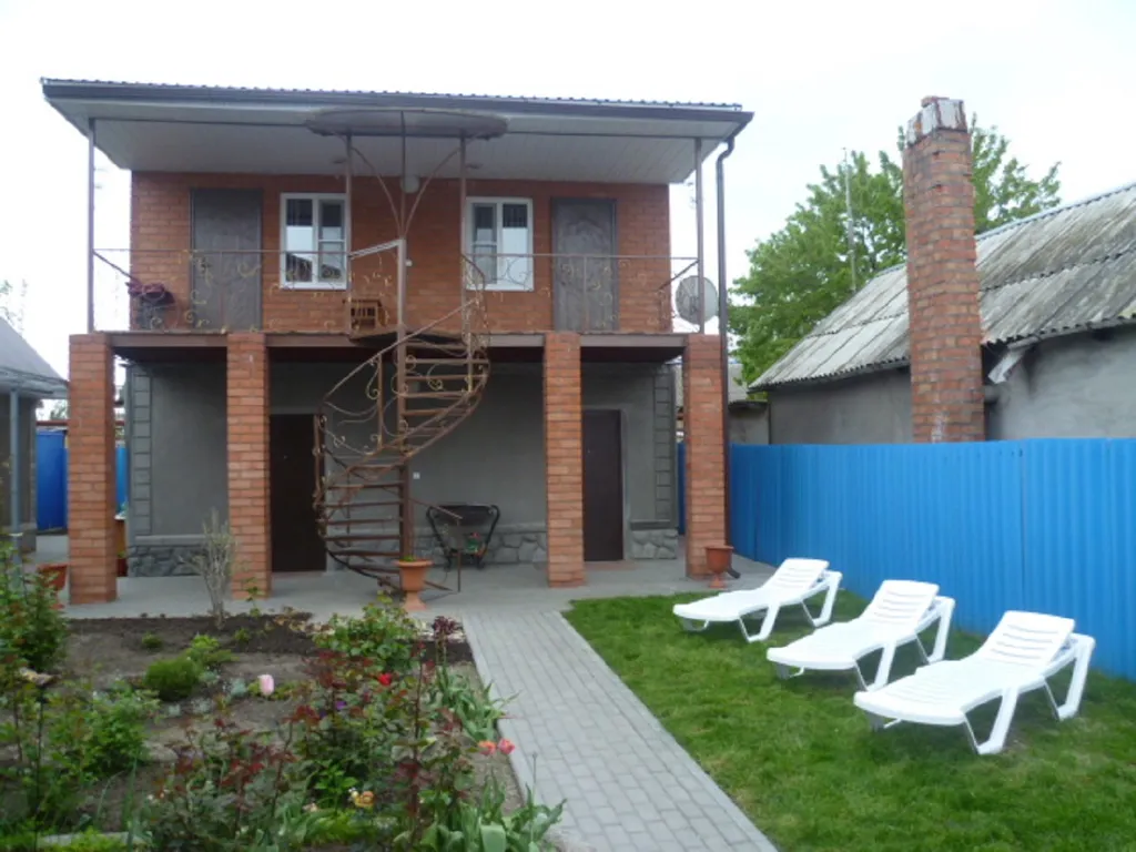 Небольшой трехместный номер с удобствами