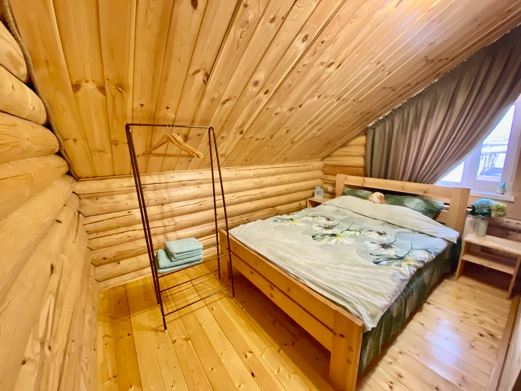 Бревенчатый 2-х этажный коттедж