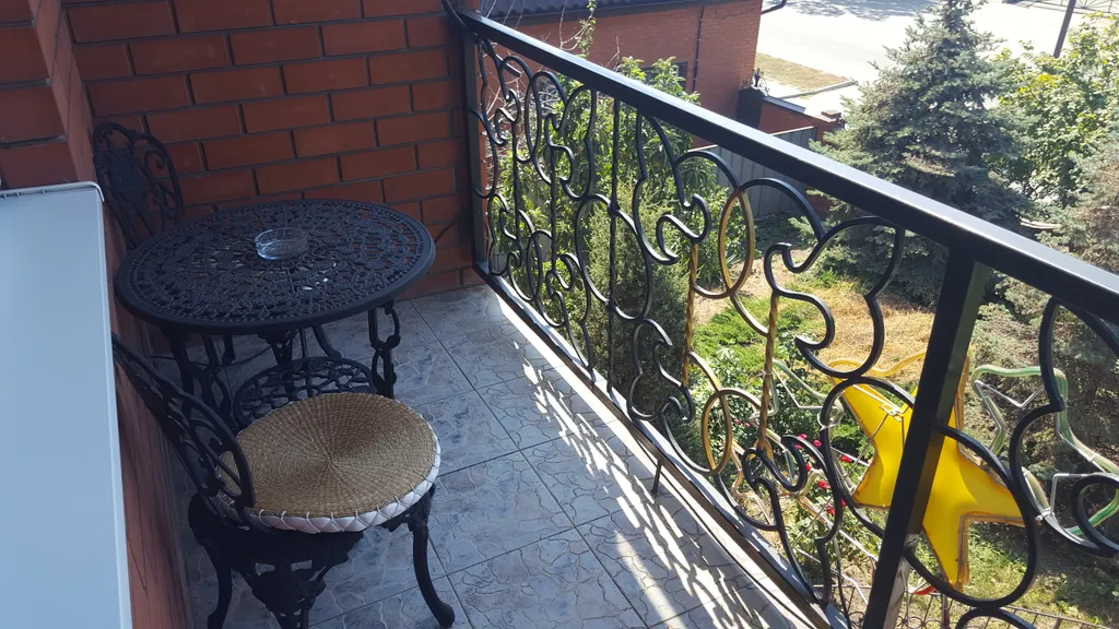 Квартира Апартаменты 9 с балконом с видом в сад — Ейск