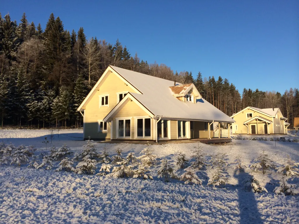 Коттедж Коттедж на берегу озера, с 5 спальнями, сауной  камином — Межозерное