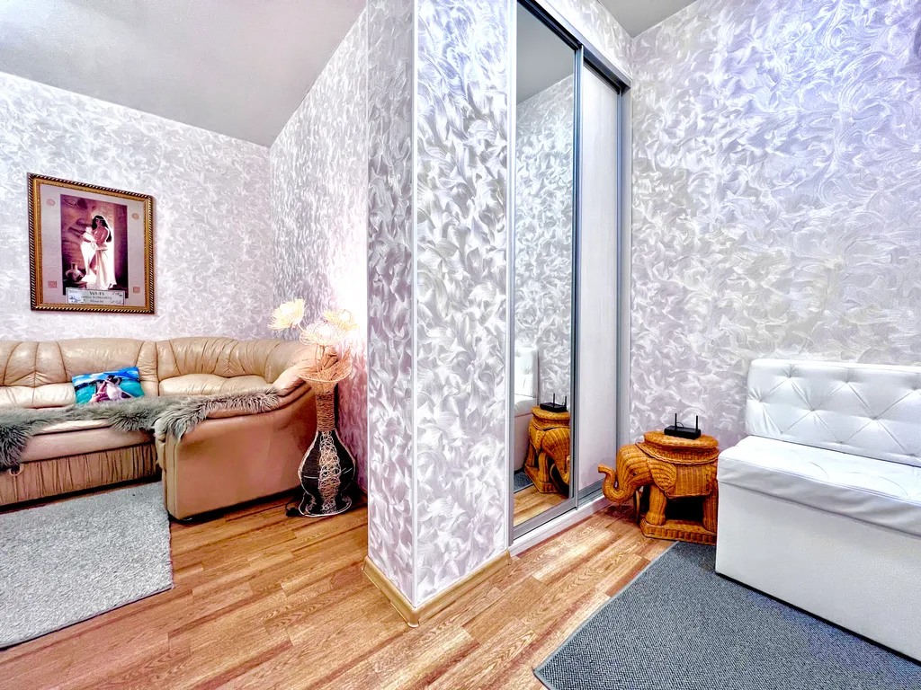 2-комнатная квартира класса люкс в центре города! Район Площади