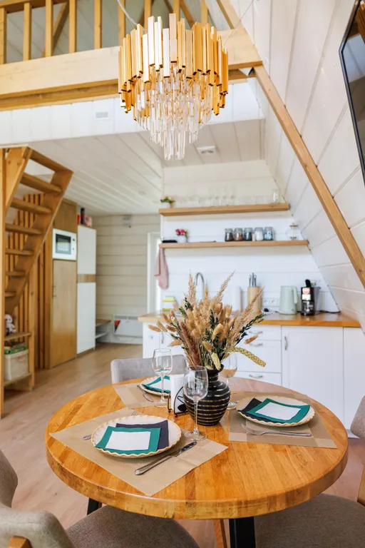 Уютный дом на берегу озера в березовой роще