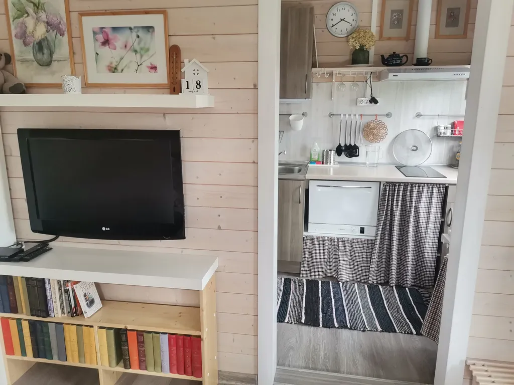 Дом с садом между лесом и рекой