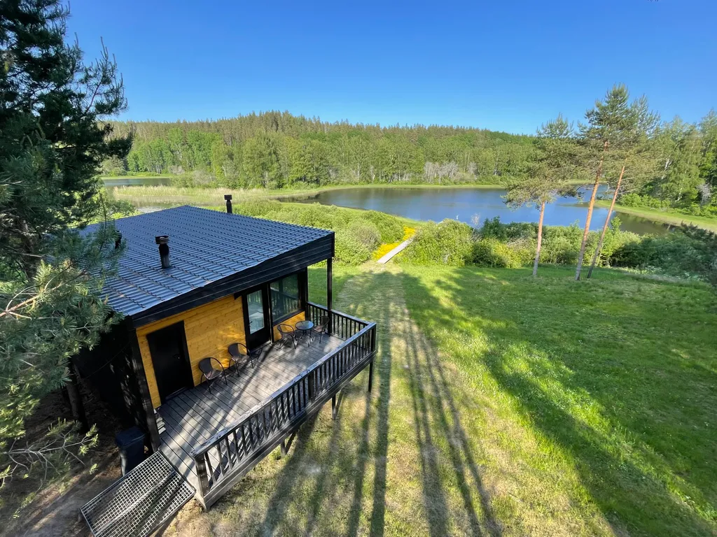 Домик в диком лесу на берегу реки