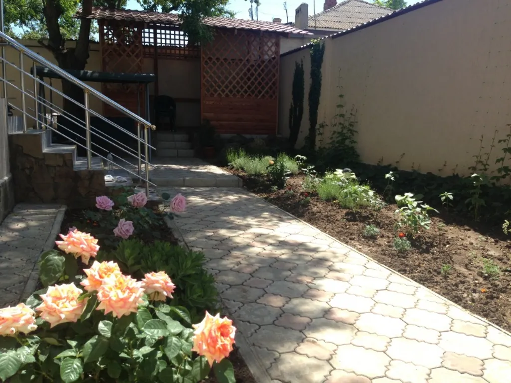 Большой дом в Евпатории со своим двором