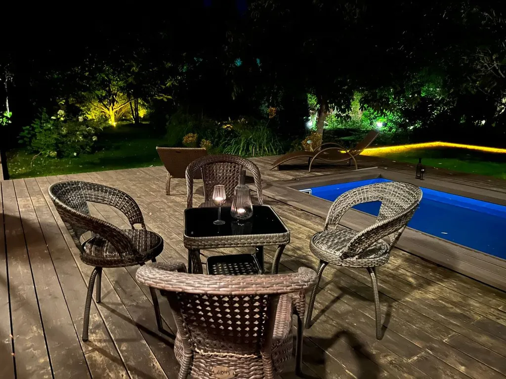 Коттедж Уютный деревянный дом с ландшафтным садом у озера — Шеметово