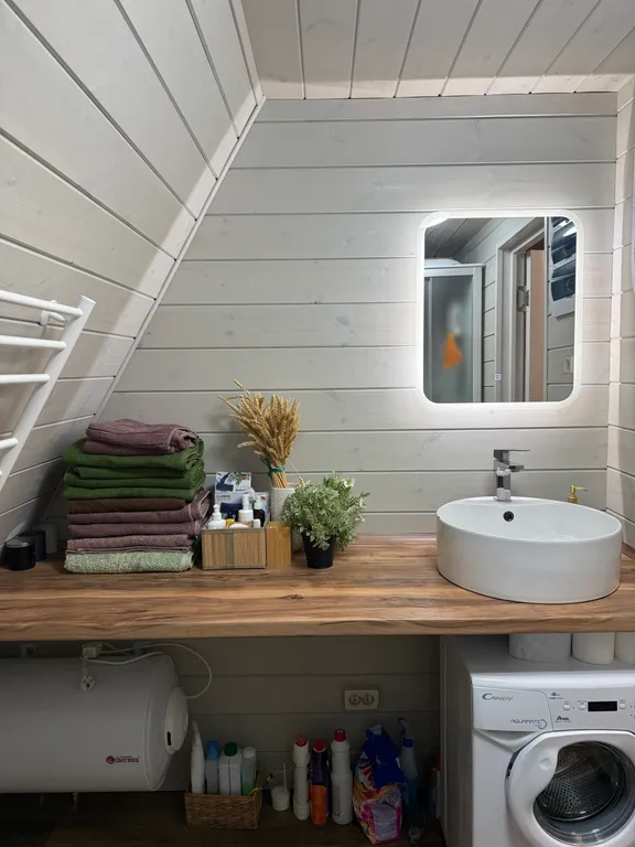 Деревянный дом шале на берегу озера и выходом на реку Кубань