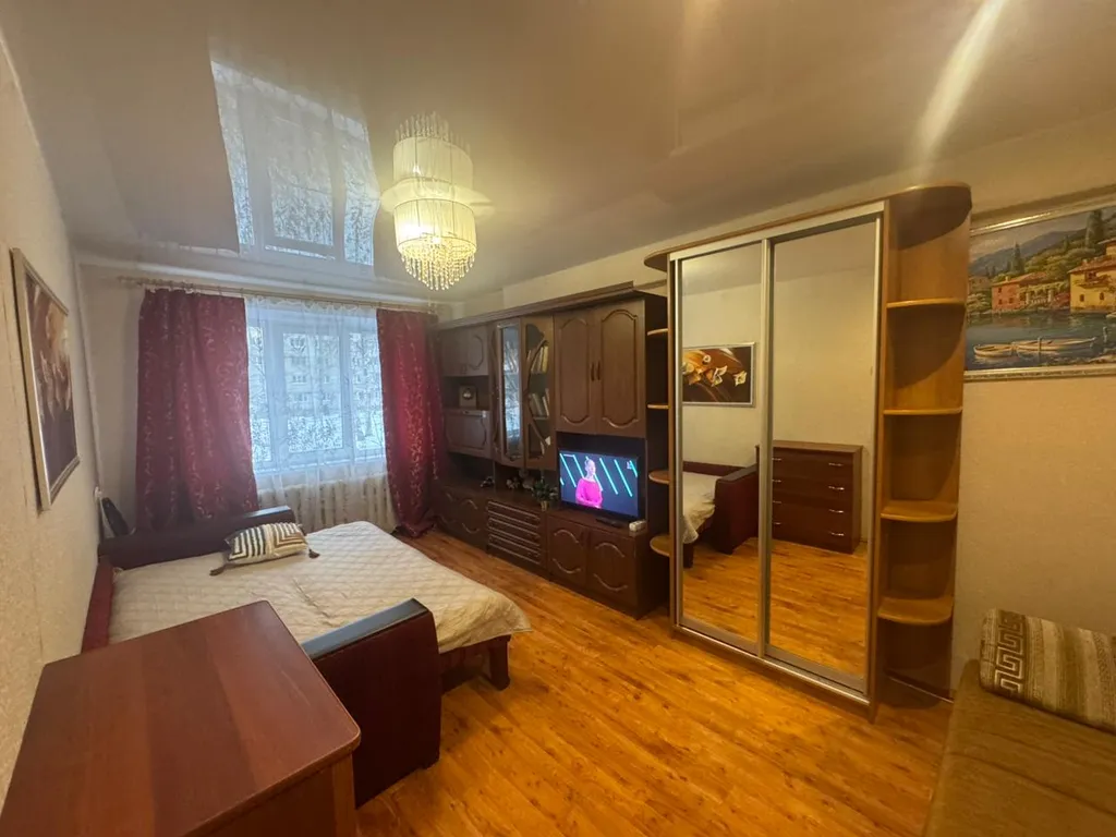 Не дорогая, без изысков, в центре