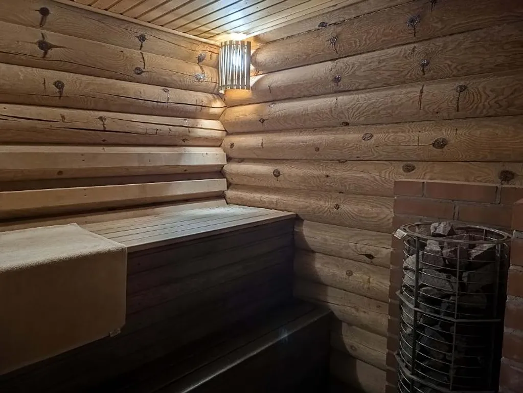 Дом с сауной, теплой купелью и аэрохоккеем на берегу водохранилища