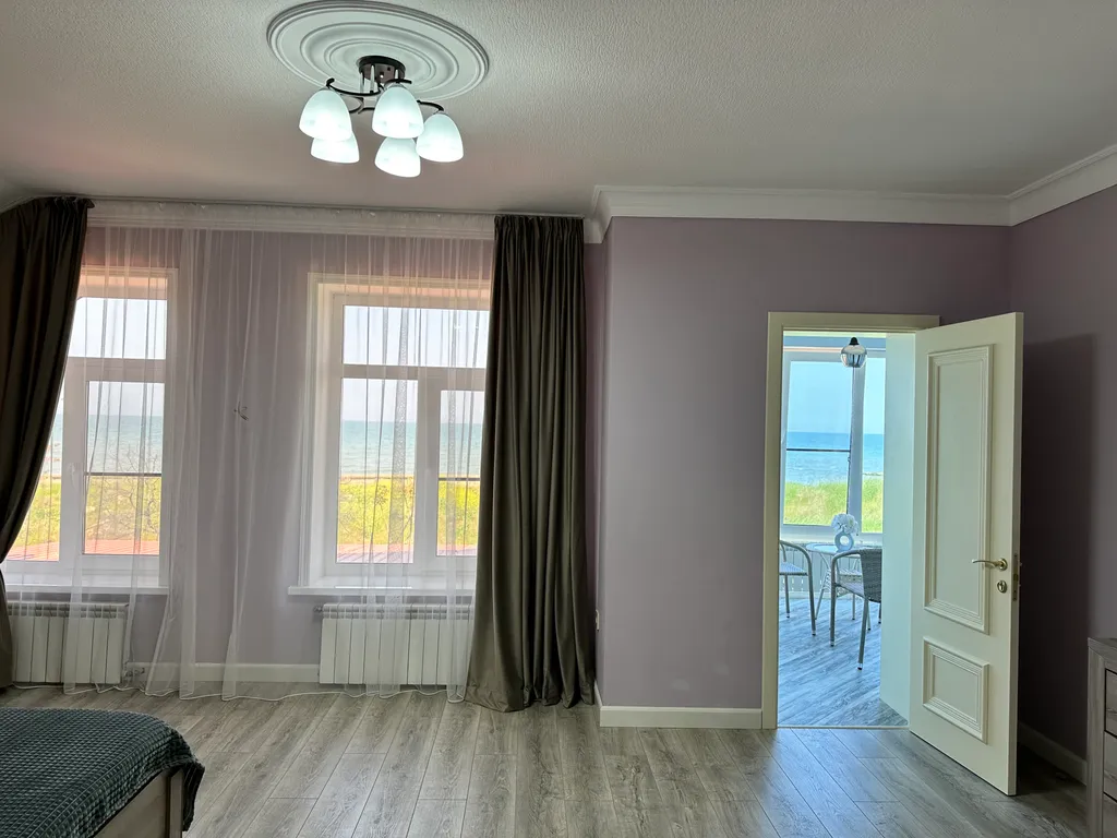 Уютный дом у моря в черте города