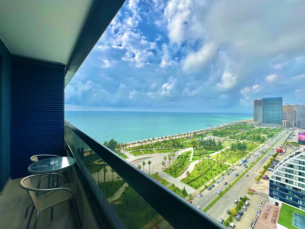 Уютная квартира с бассейном и панорамным видом на море горы и парк