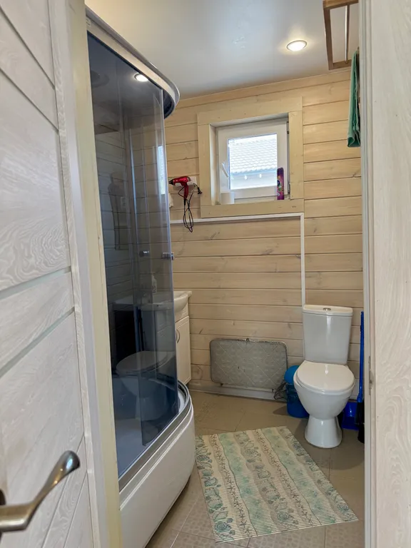 Уютный домик на берегу