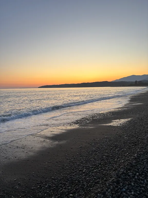 Атмосферные дома a-frame на берегу моря