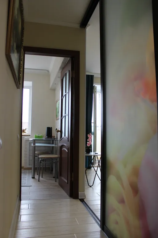 Уютная двухкомнатная квартира в спокойном районе, с кроватью и диваном