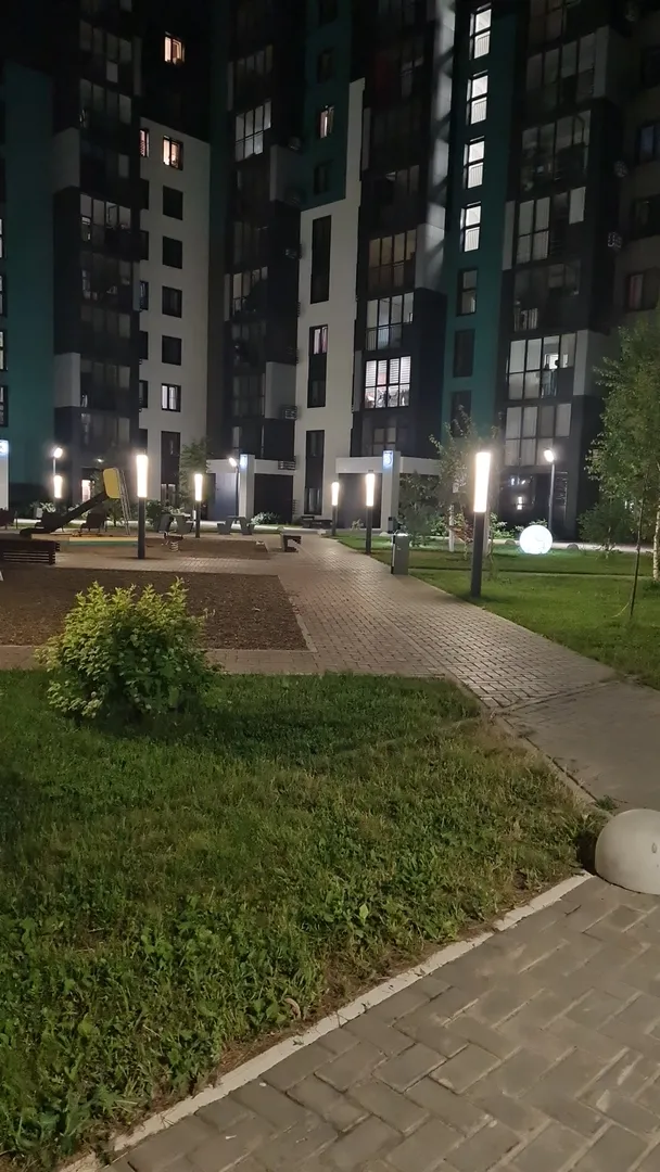 Двор куда выходят окна зала