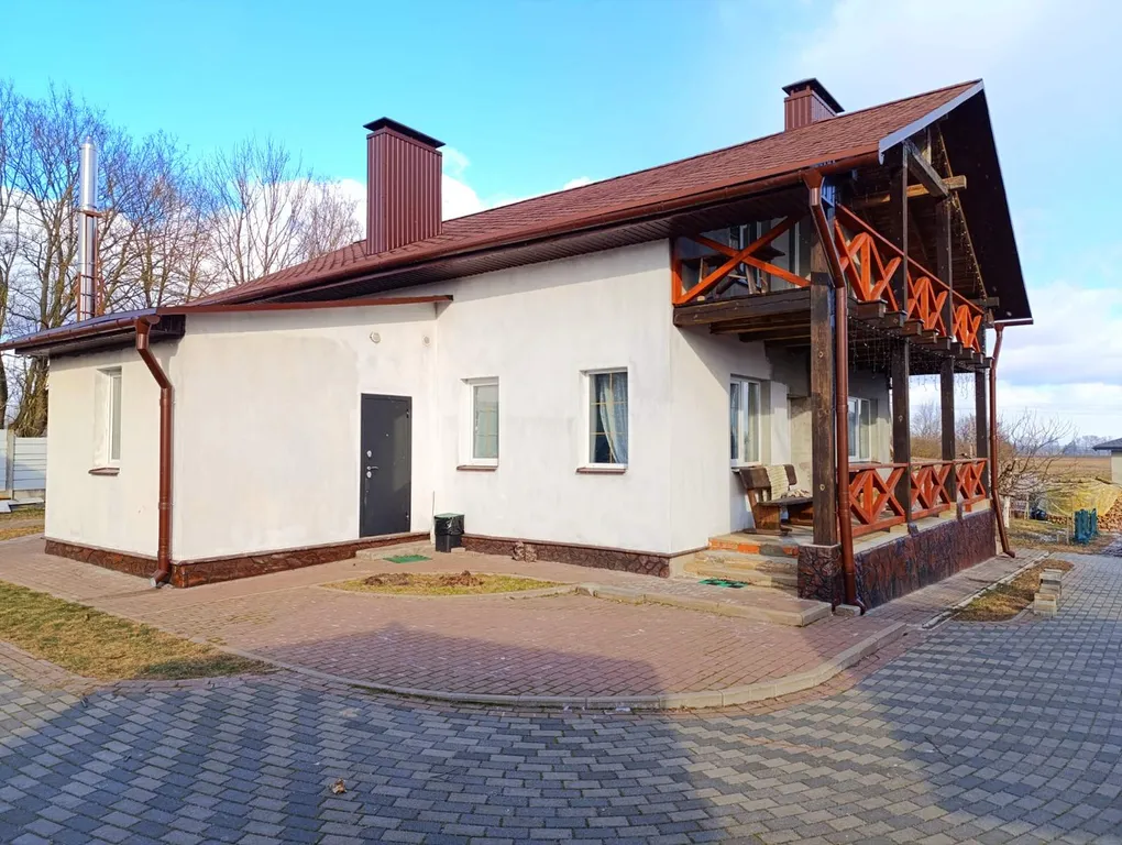 Уютный домик в деревне с беседкой и мангалом на улице