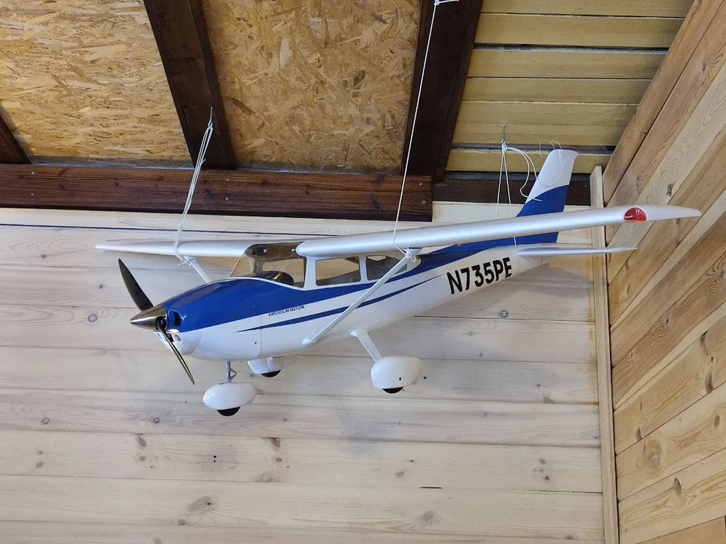 Дом с кораблем на берегу реки