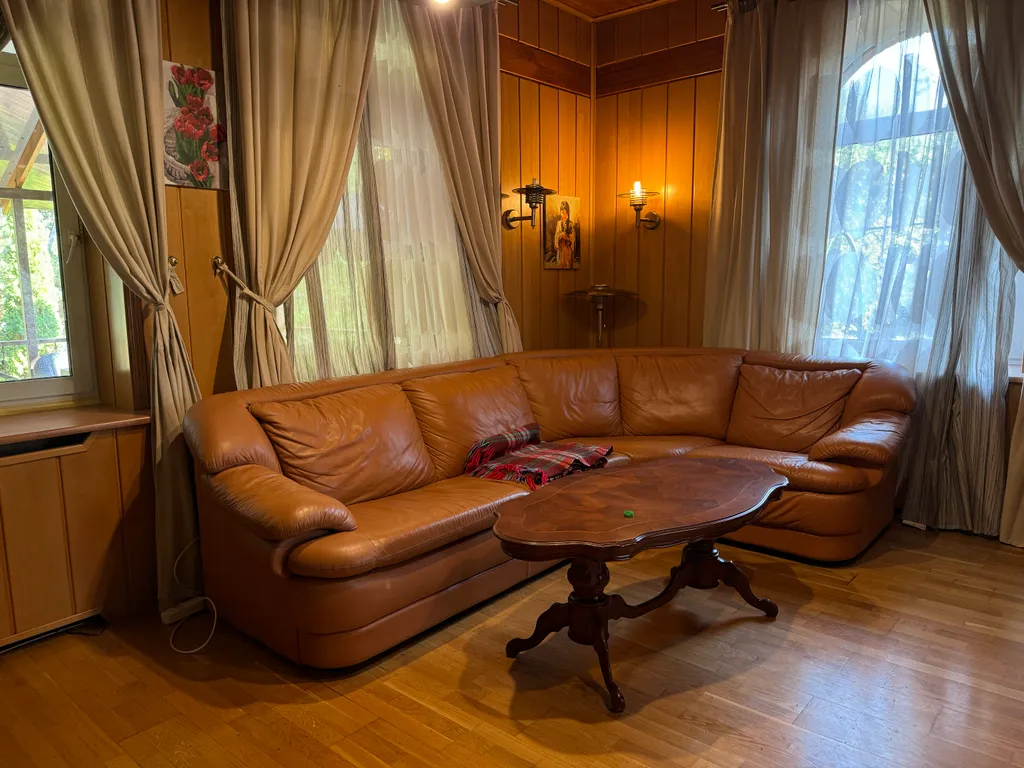 Дом с бассейном, сауной, возле леса для семейного отдыха