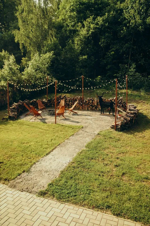 Треугольный дом на берегу озера