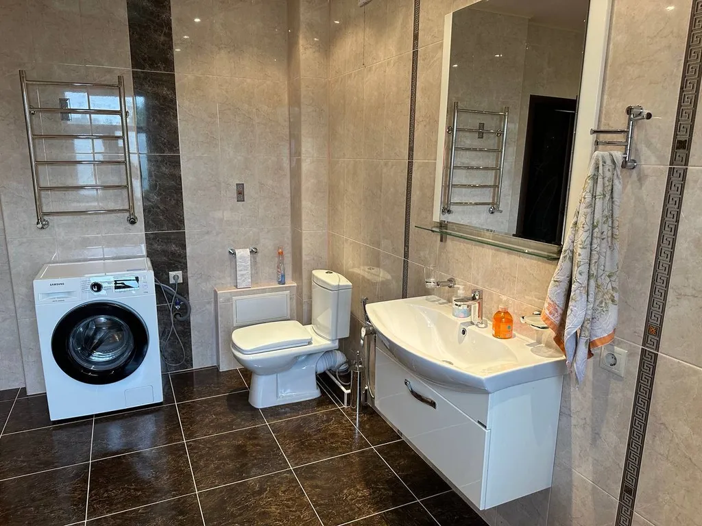 Просторная квартира с видом на горы недалеко от центра города