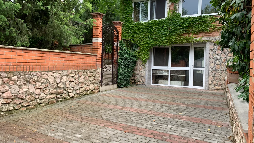 Коттедж Добротный кирпичный дом со своим двором в усадьбе Можжевеловый дворик — Айвовое