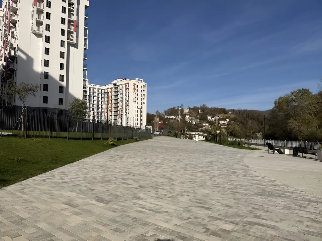 Студия с балконом и парковкой, рядом с набережной