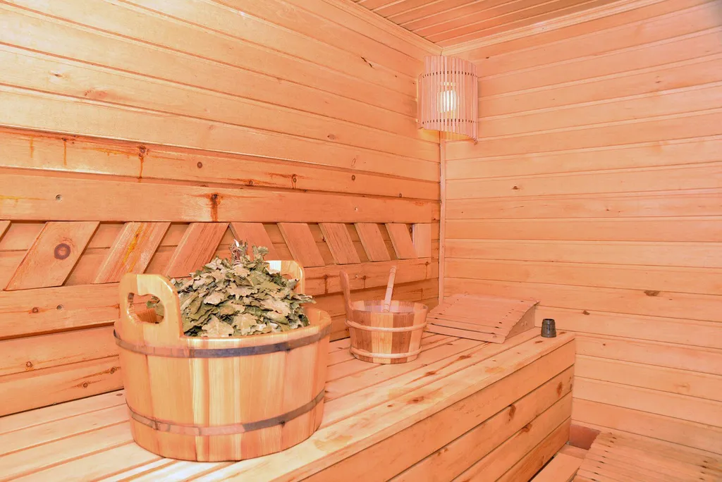 Уютный гостевой дом из бревна с видом на сад