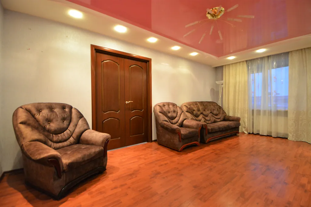 Трёхкомнатная квартира с раздельными комнатами двумя уборными и лифтом