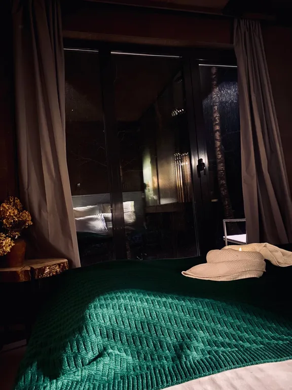 Коттедж Кемпинг на конюшне. Домик с видом на лошадей — Стеклянный