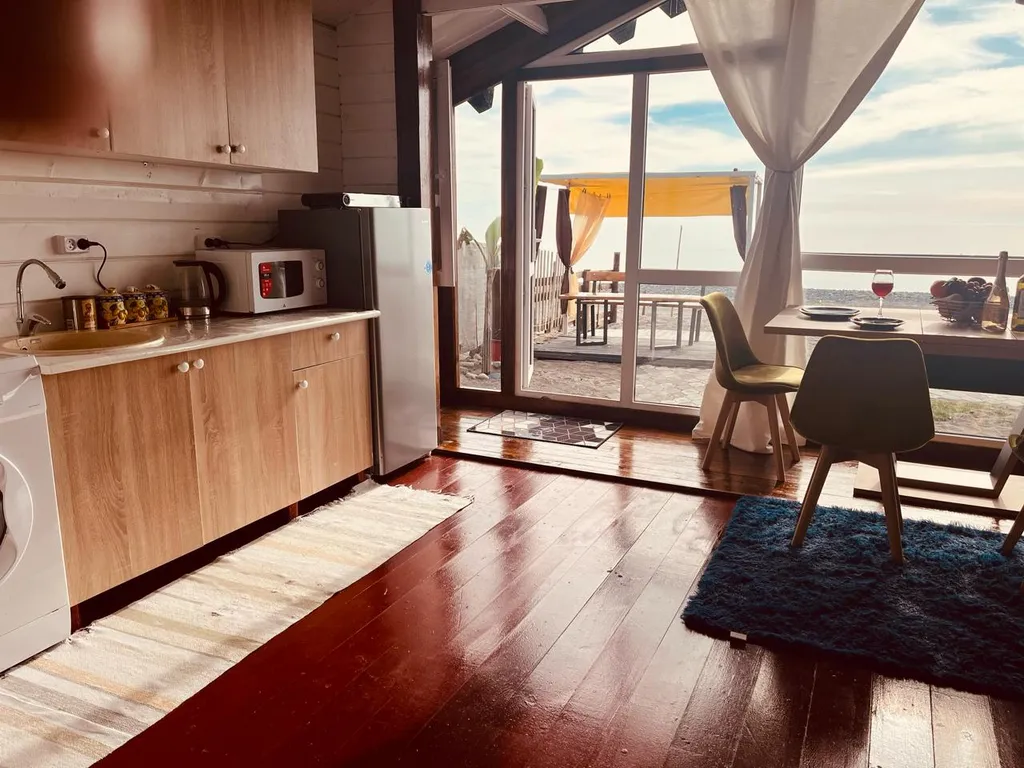 Коттедж Коттедж Бунгало на первой линии моря — Сухум