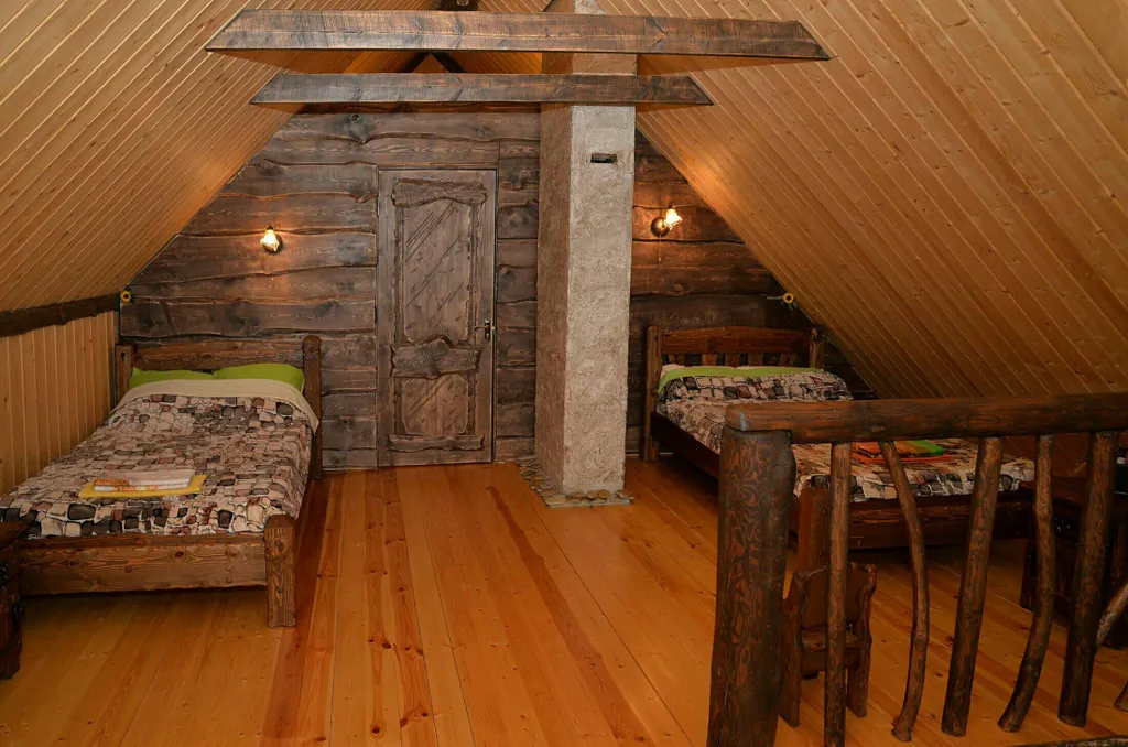 Уютный гостевой дом из бревна с видом на сад