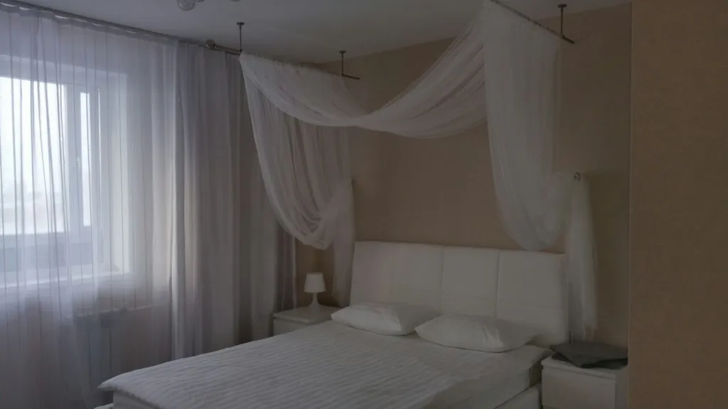 Просторная и комфортабельная евродвушка с балдахином над кроватью