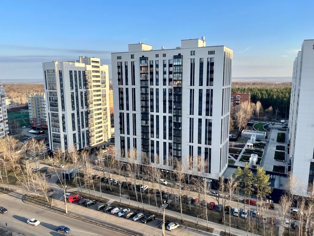 Новая квартира с кроватью возле панорамного окна, высокий этаж