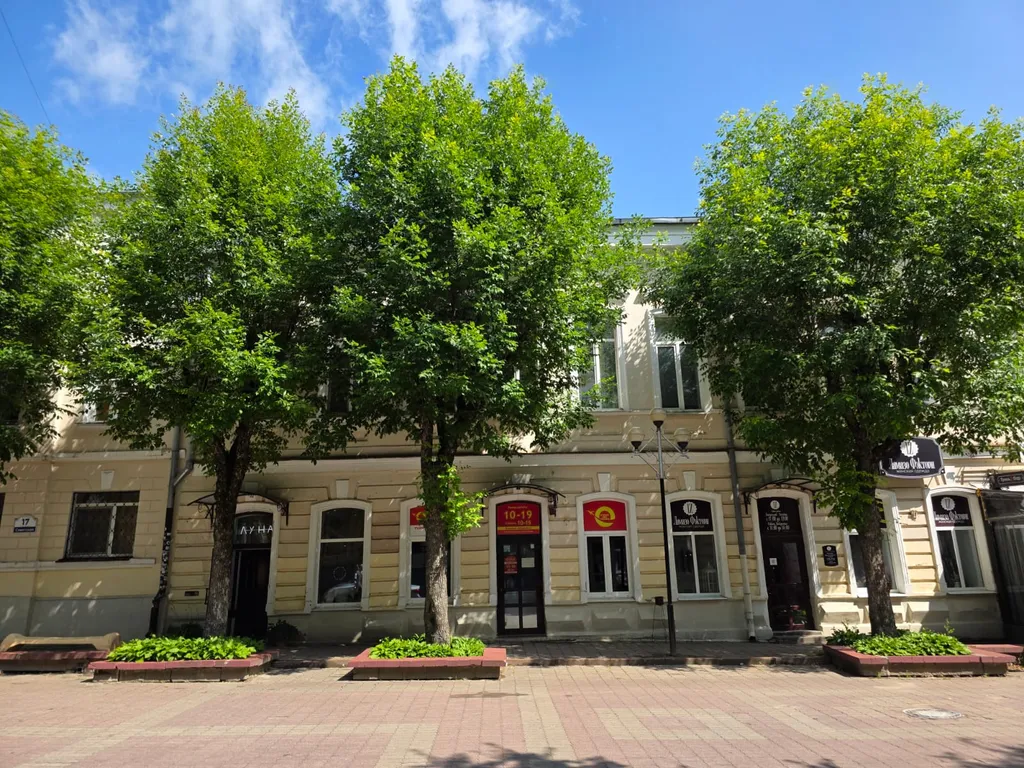 Новые апартаменты с высокими окнами на пешеходной улице