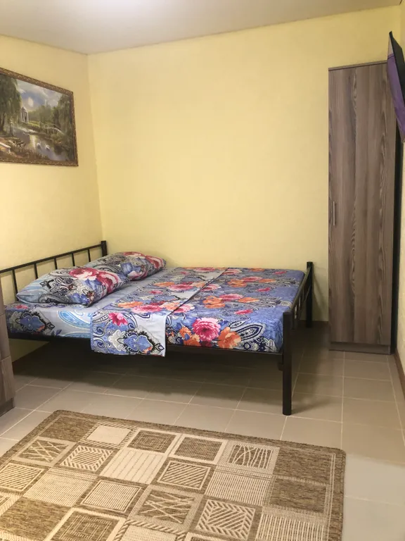 Двухкомнатная квартира со своей собственной ванной комнатой и кухней