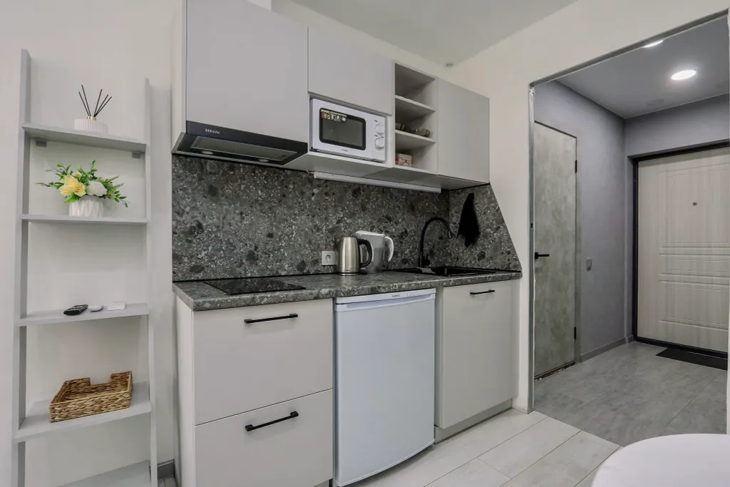 Очaровaтельнaя cтудия с уютными качелями на бaлконe