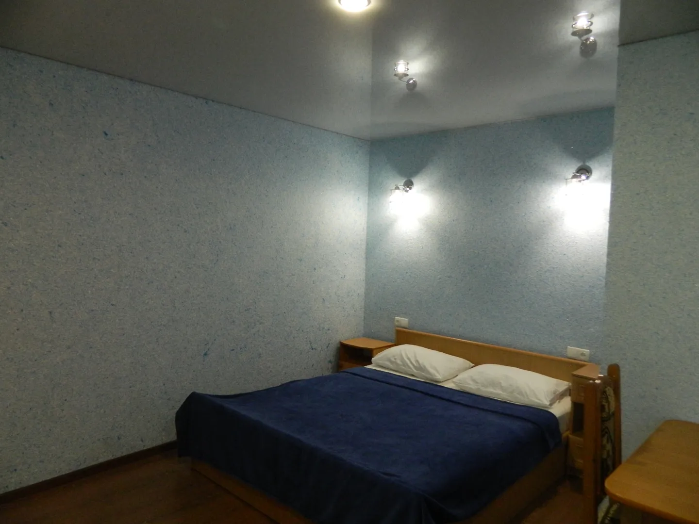 Номер 8- люкс (спальня), в голубом цвете