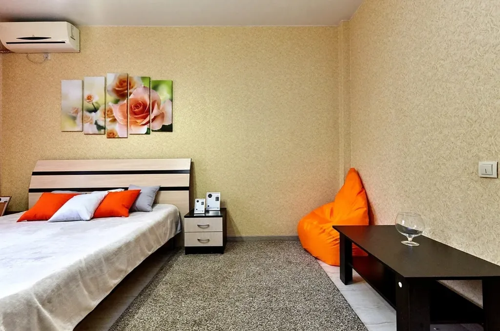 Апартаменты Оранж с диваном в кухне-гостиной